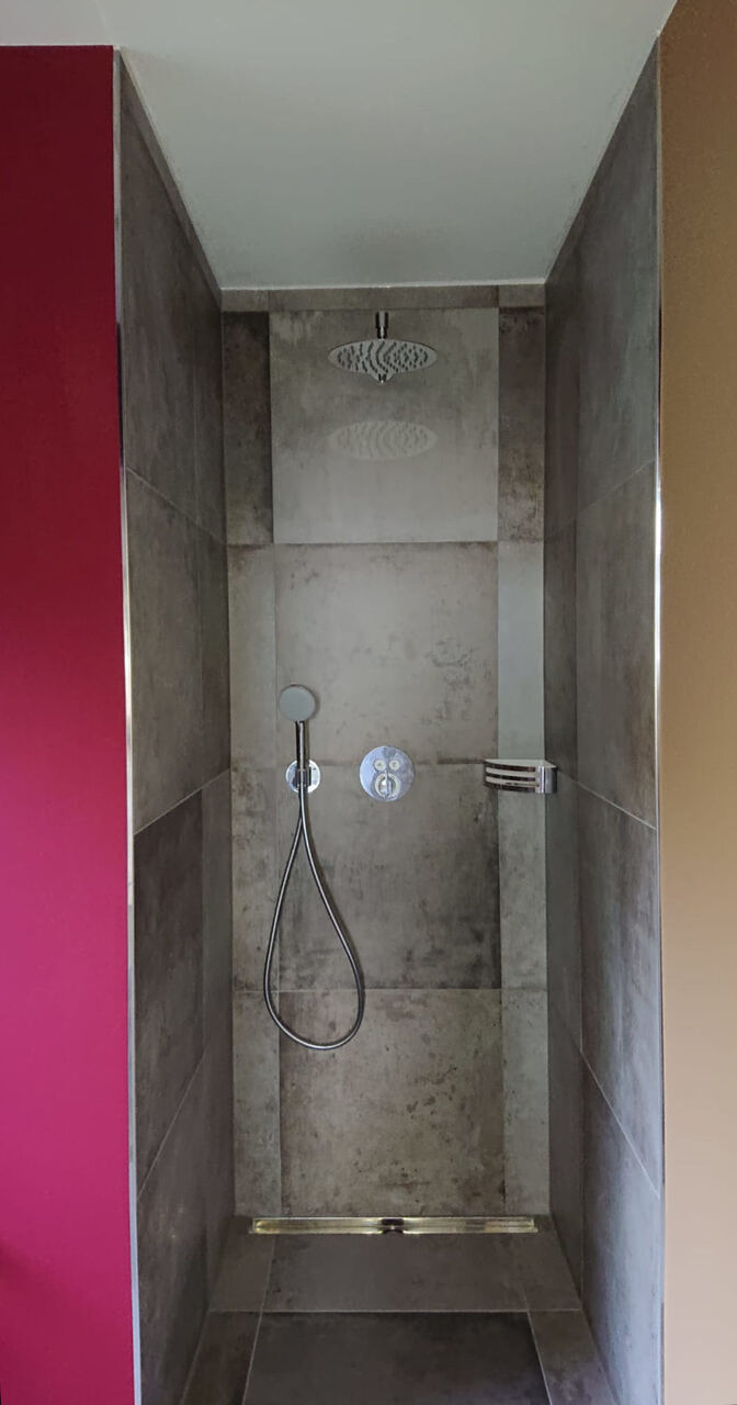 Dekorative Raumgestaltung – Fertige Dusche in Betonoptik