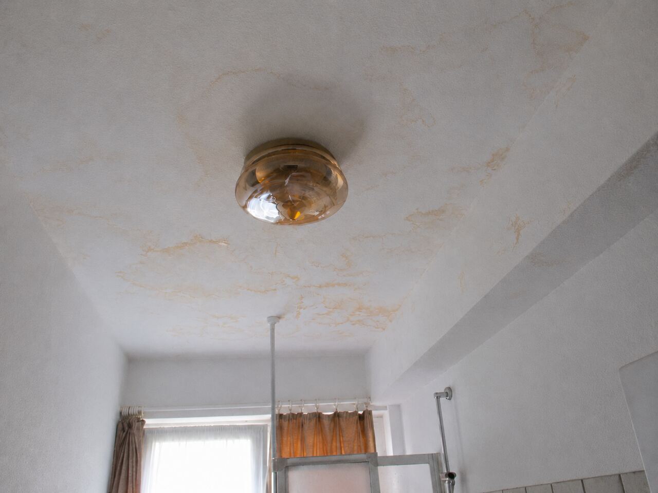 Wasserschadensanierung – Wasserflecken an Decke